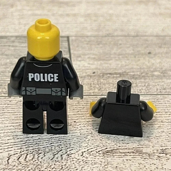 1 LEGO Minifigure Police Officer 1 Police Officer Torso - Picture 2 of 3